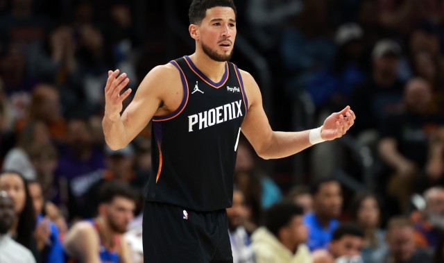 开云集团平台-火药味！布克认为被夹臂推了拉松&amp;哈克斯替队友出头 双双被吹技犯