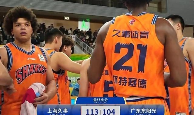 开云Kering下载-无解双塔！洛夫顿白边狂轰45+19+11打爆广东禁区 杜锋多次无奈摇头